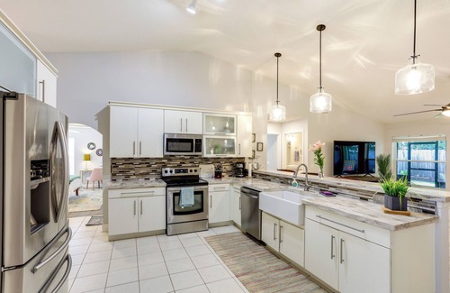 Jensen Beach House | Inviting Jensen Beach Home w/Screened-In Patio!
