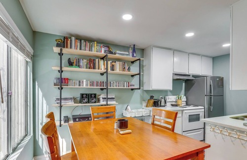 Wilshire Apartment | Inviting Los Angeles Apartment ~ 4 Mi to Downtown!