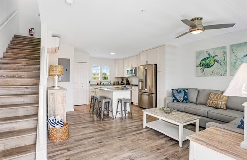 Marathon Condo | Inviting oceanfront condo with pool, dock, balcony, & W/D