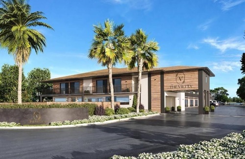 Kissimmee Hotel | Inviting Room for Families – 6.2 Miles to Disney Excitement