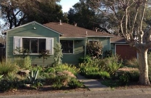 Eldridge House | Inviting Sonoma Wine Country Getaway With Oak Studded Private Garden & Hot Tub