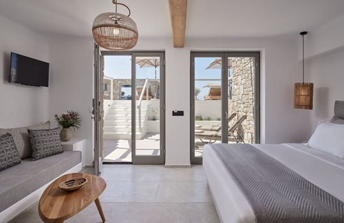 Paraga Hotel | IONIC Suites
