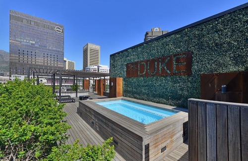 Foreshore Apartment | Ira - Luxury Apt with City & Mountain Views