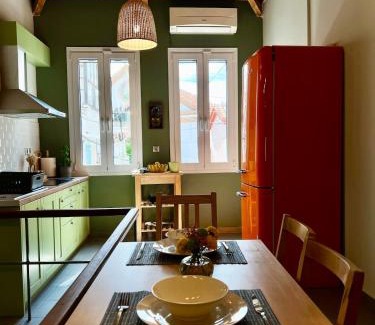 Lesvos Apartment | Iriki Loft, ένας ατμοσφαιρικός ρετρό χώρος στην Ερμού