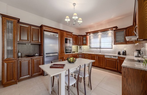 Prines Villa | Iris villa for 8, pool, near taverns & mini markets