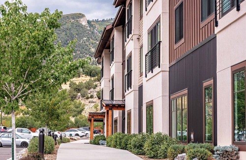 Glenwood Springs Condo | Iron Mt Hot Spgs Condo #309 | Mtn Views | Sleeps 4