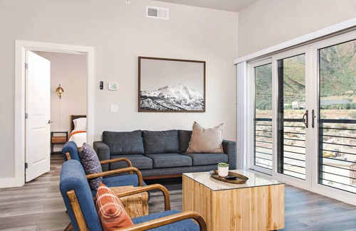 Glenwood Springs Condo | Iron Mt Hot Spgs Condo #309 | Mtn Views | Sleeps 4