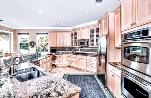 North Beach House | Island Escape!Walk to beach.Heated pool & hot tub.Private putting green.Privacy