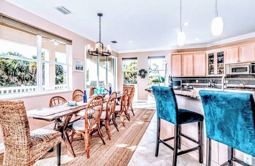 North Beach House | Island Escape!Walk to beach.Heated pool & hot tub.Private putting green.Privacy