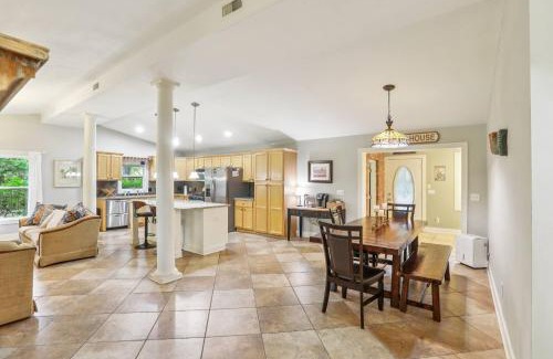 Saint Simons Heights House | Island Getaway | Fire Pit Patio | 5 mins to Beach
