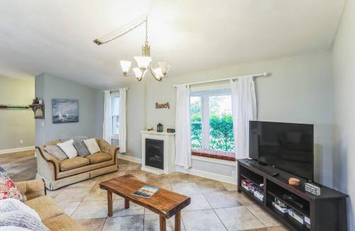 Saint Simons Heights House | Island Getaway | Fire Pit Patio | 5 mins to Beach
