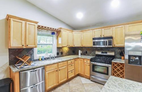 Saint Simons Heights House | Island Getaway | Fire Pit Patio | 5 mins to Beach