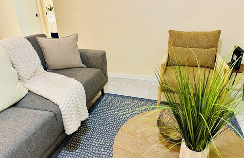 West Gate Hills Apartment | Island Paradise Too - Gated/Secure/Transportation Available