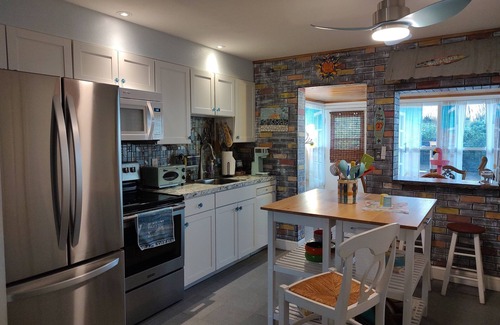 Seaside Homes House | Island Sanctuary, tiki deck, walk to the beach or river