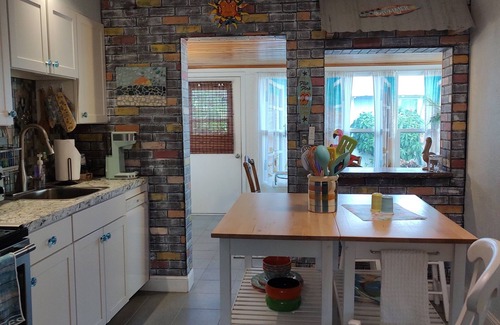 Seaside Homes House | Island Sanctuary, tiki deck, walk to the beach or river