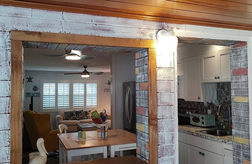 Seaside Homes House | Island Sanctuary, tiki deck, walk to the beach or river