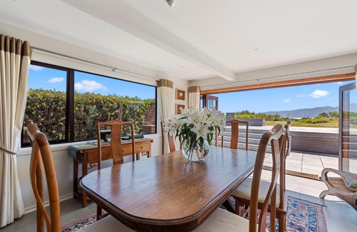 Paraparaumu Beach House | Island View Beach House - Paraparaumu Beach Home