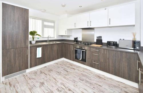 Stoke-on-Trent House | Ivory House by Truestays - 3 Bedroom House in Stoke-on-Trent