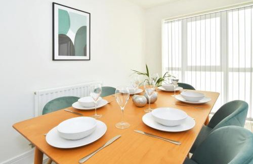 Stoke-on-Trent House | Ivory House by Truestays - 3 Bedroom House in Stoke-on-Trent