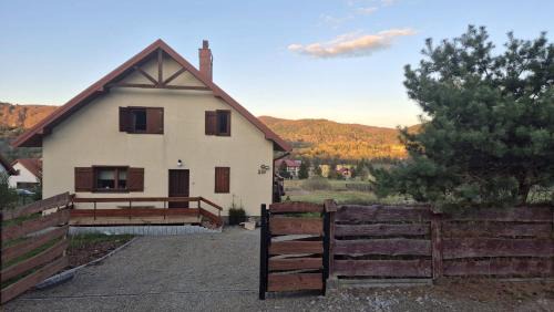 Wysowa-Zdroj Villa | Józefówka - dom z 4 sypialniami, z balią ,dużym tarasem i pięknym widokiem na Wysową