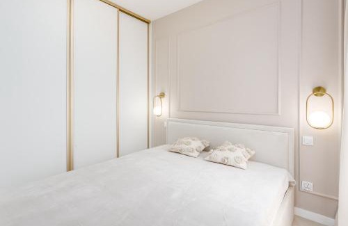 Targowek Apartment | Jacuzzi Haven in Warsaw - Private Terrace & Parking