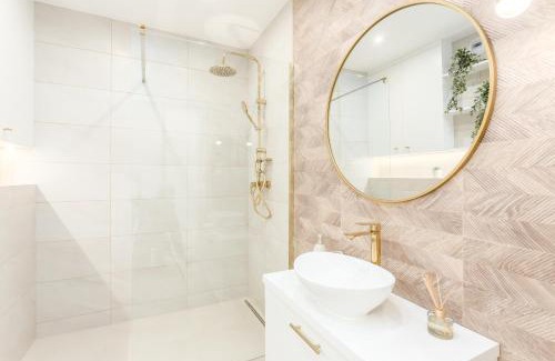 Targowek Apartment | Jacuzzi Haven in Warsaw - Private Terrace & Parking