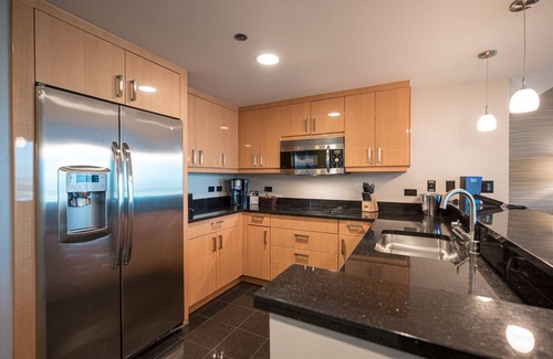 Las Vegas Resort | Jacuzzi Suite - Center Strip - Projection Screen TV - Full Kitchen