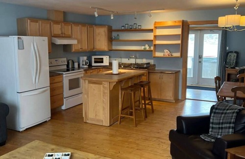 Twillingate Apartment | Jagged Rocks Summary: