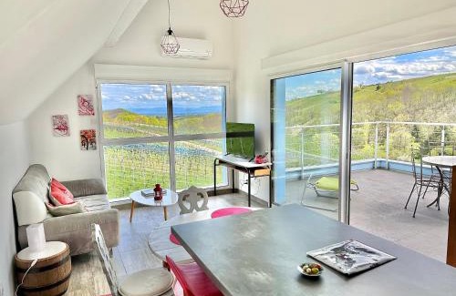 Reichsfeld Villa | JANÉA Deep Red House