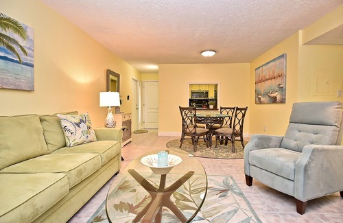 Sarasota Condo | JANUARY SPECIAL: Under $5,000! Minutes to Siesta Key.