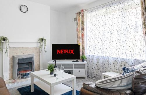 Newark upon Trent Apartment | JASIG APARTMENTS - Comfy 3 Bedroom house in Nottingham, Sleeps 6