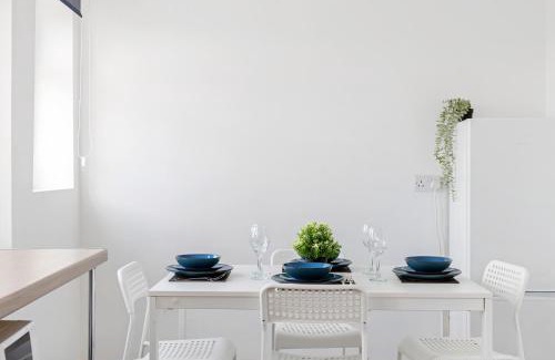 Newark upon Trent Apartment | JASIG APARTMENTS - Comfy 3 Bedroom house in Nottingham, Sleeps 6