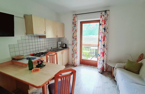 Auer Apartment | JAZZ quiet, cozy apartment with sunrise view. 10min from Lake Kaltern