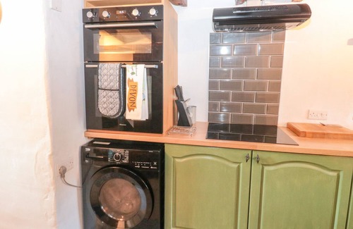 Silverton Cottage | JEAN'S COTTAGE, pet friendly, character holiday cottage in Silverton