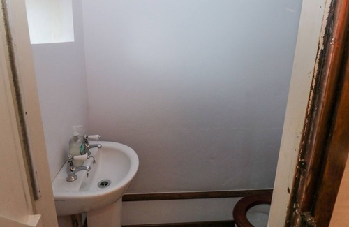 Silverton Cottage | JEAN'S COTTAGE, pet friendly, character holiday cottage in Silverton