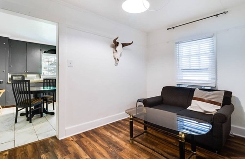 Freetown - Port Rico Apartment | Jefferson Flat in Lafayette