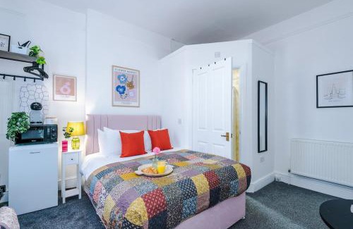 Leamington Spa Apartment | Jephsons Lodge Studio 7 - Town Centre, WiFi, Free Disney & Prime