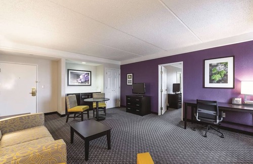 Downtown San Antonio Hotel | Jetted Tub Deluxe King Suite, Pet-Friendly, Near San Antonio Missions Park