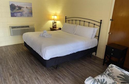 Mount Ida Hotel | JI6, King Guest Room at the Joplin Inn at entrance to the resort Hotel Room