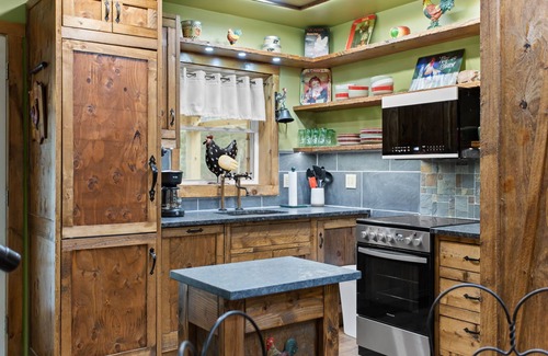 Jim Thorpe Cabin | Jim Thorpe Rustic Cabin With Hot Tub, EV Charger, BBQ Grill & Outdoor Games!