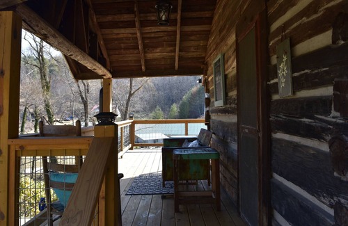 Burnsville Cabin | Joe's 1800's Cabin-walk to town square!
