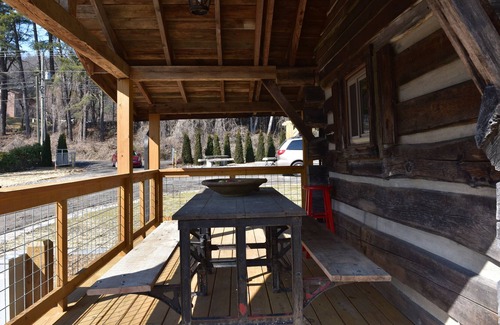Burnsville Cabin | Joe's 1800's Cabin-walk to town square!