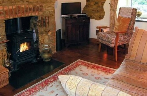 Llanybri Cottage | JOHNNY'S COTTAGE, pet friendly, with open fire in St Clears
