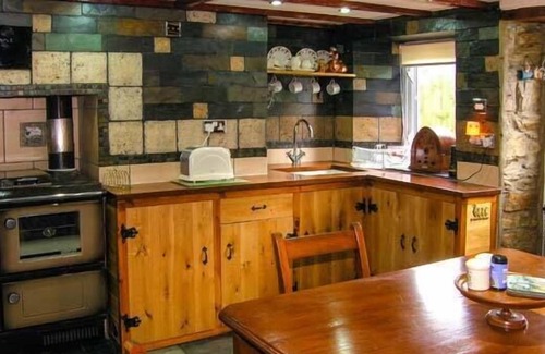 Llanybri Cottage | JOHNNY'S COTTAGE, pet friendly, with open fire in St Clears