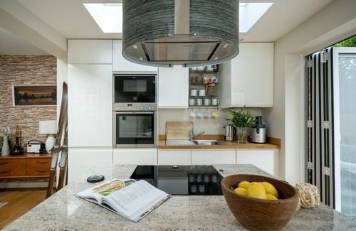 Larkhall Apartment | JOIVY Modern 2-bed flat w/private garden and free parking in Clapham