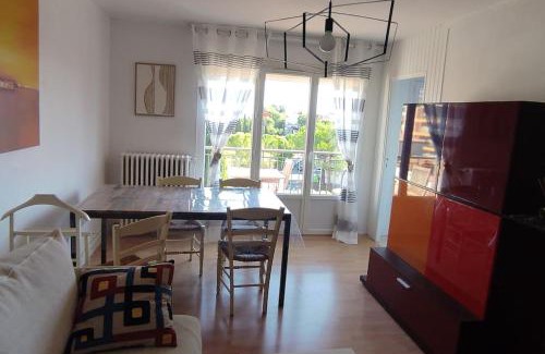 Aiguelongue Apartment | Joli F2 45m2 parking privé proche tram ligne 1 et 2