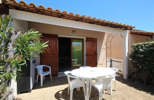 Portiragnes-Plage Villa | Jolie villa d'angle, séjour climatisé, 4 couchages, terrasse parking dans résidence sécurisée avec piscine commune 400m de la mer LRJP11