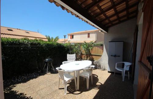 Portiragnes-Plage Villa | Jolie villa d'angle, séjour climatisé, 4 couchages, terrasse parking dans résidence sécurisée avec piscine commune 400m de la mer LRJP11