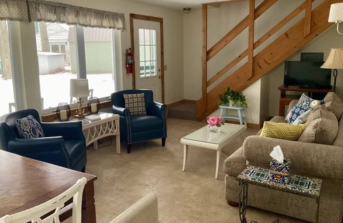 Lake Leelanau Cottage | JOLLI-LODGE~Beach Resort in Leland
