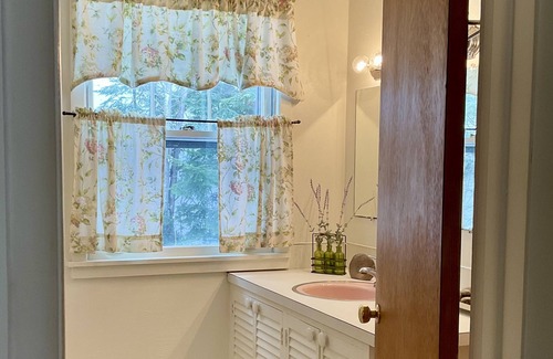 Lake Leelanau Condo | JOLLI-LODGE~Beach Resort in Leland